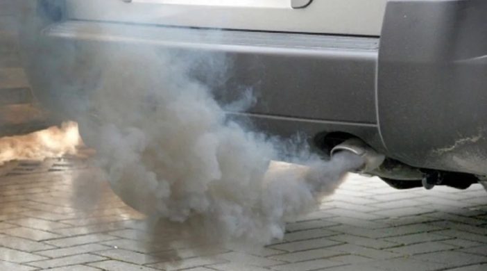 дым из выхлопной трубы