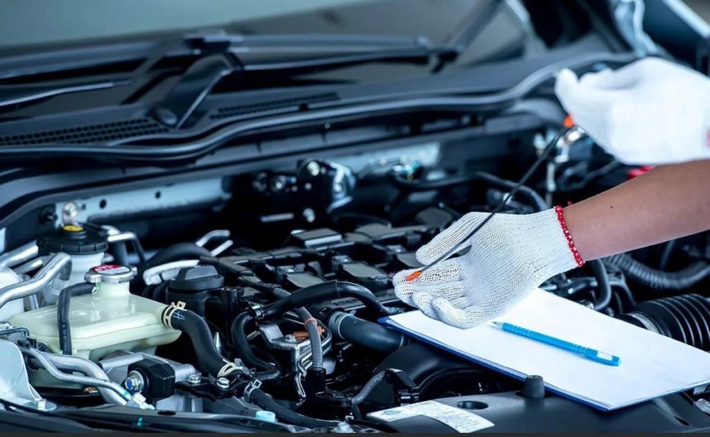 под капотом автомобиля