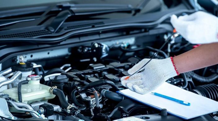 под капотом автомобиля